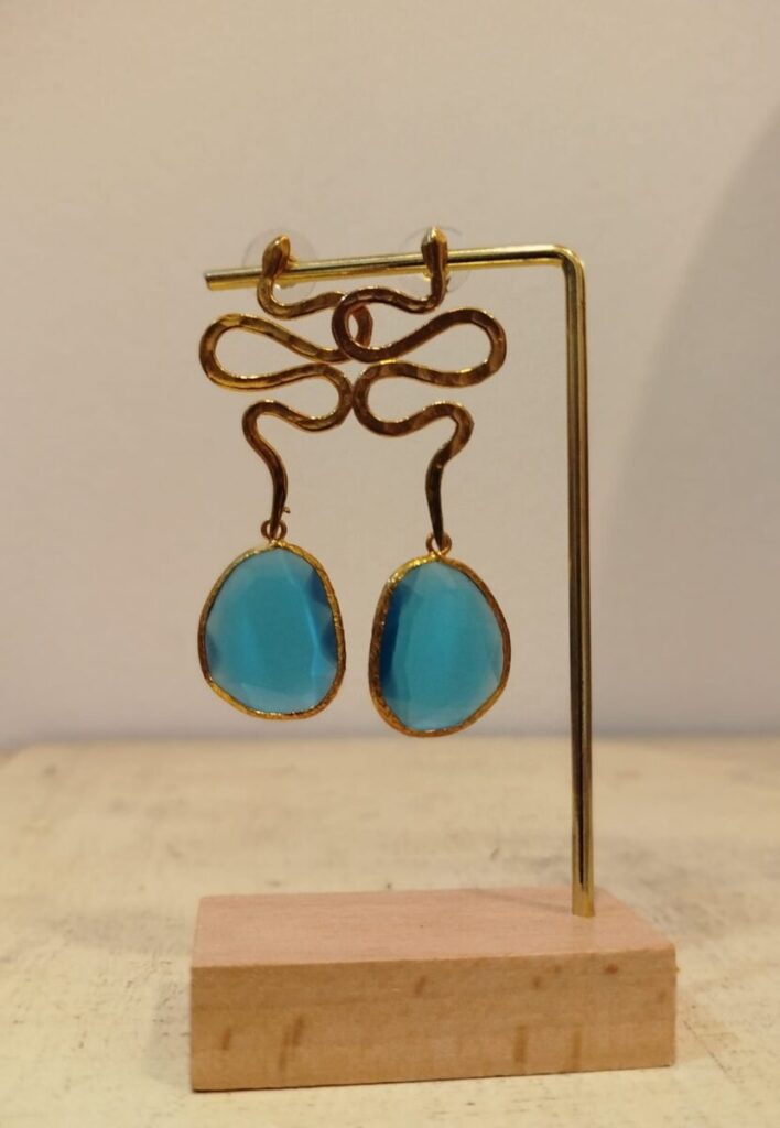 Pendientes Artesanales Serpiente Dorada con Cristal Azul Turquesa