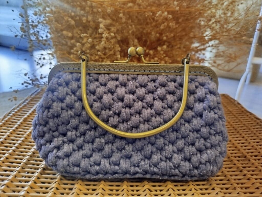 Bolso de ganchillo lila con boquilla dorada vintage y asa metálica