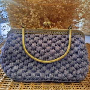 Bolso de ganchillo lila con boquilla dorada vintage y asa metálica