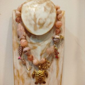 Collar Artesanal rosa con Tortuga Dorada – Colección Mediterránea