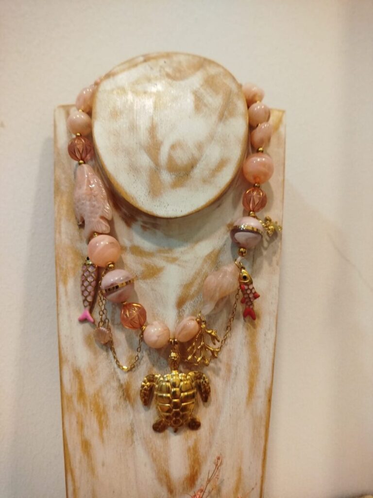 Collar Artesanal rosa con Tortuga Dorada – Colección Mediterránea