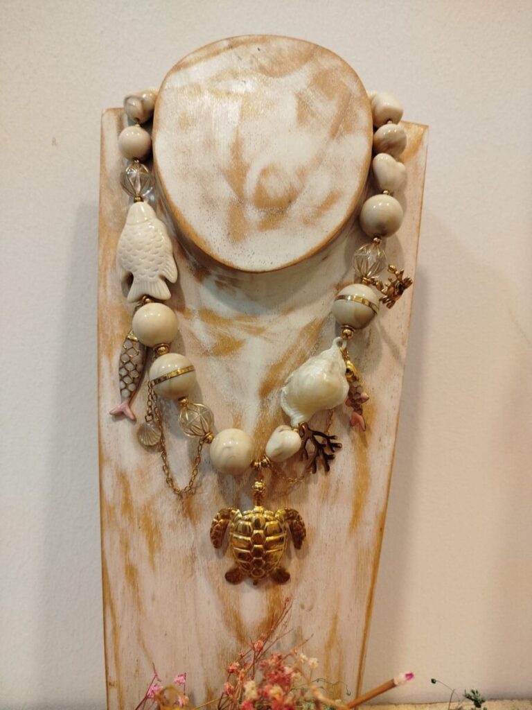 Collar Artesanal hueso con Tortuga Dorada – Colección Mediterránea