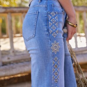 Vaquero cropped bordado calado geométrico denim medio