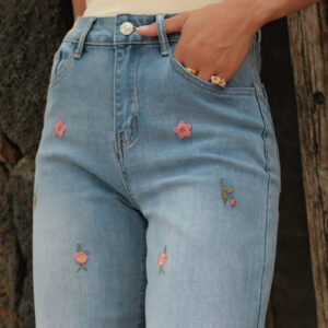 Vaquero bordados flores dispersas denim claro