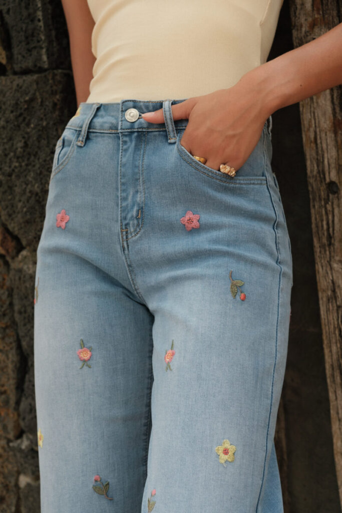 Vaquero bordados flores dispersas denim claro