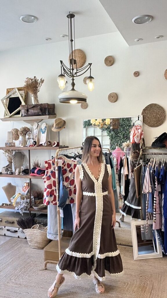 Vestido chocolate con Detalles desflecados
