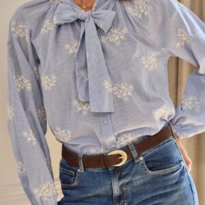 Blusa con cuello lavallière