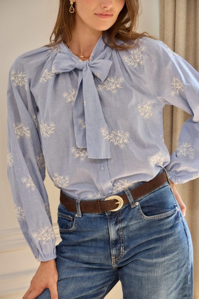 Blusa con cuello lavallière