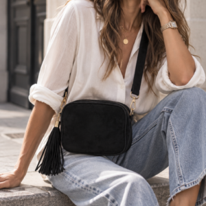 Bolso bandolera con pompón negro